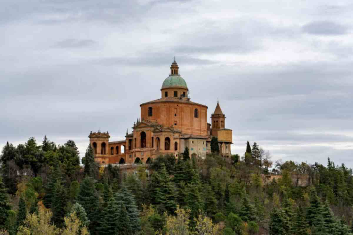 Dentro il santuario, lo stile è barocco, con linee curve e dinamiche, opere d’arte importanti e una struttura che riflette il gusto del Settecento.