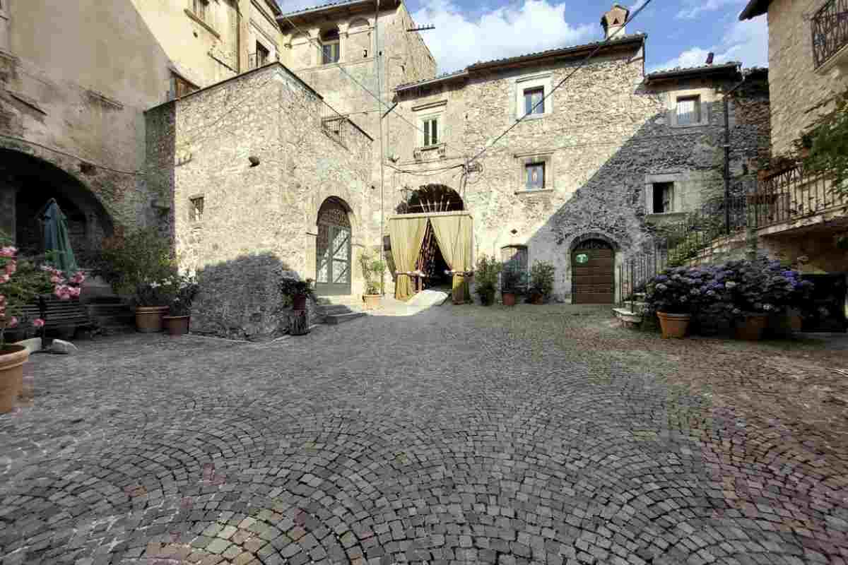 Visitarlo significa tornare indietro nel tempo, dove ogni angolo del borgo ha una storia da raccontare. Non è solo una meta per gli appassionati