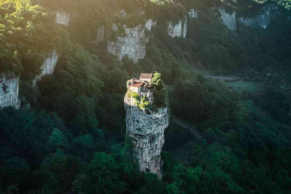 chiesa isolata nel nulla