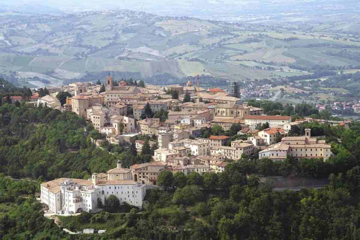 A vincere è Cingoli, nelle Marche, una scelta che non sorprende chi conosce questo borgo sospeso tra storia e paesaggio.