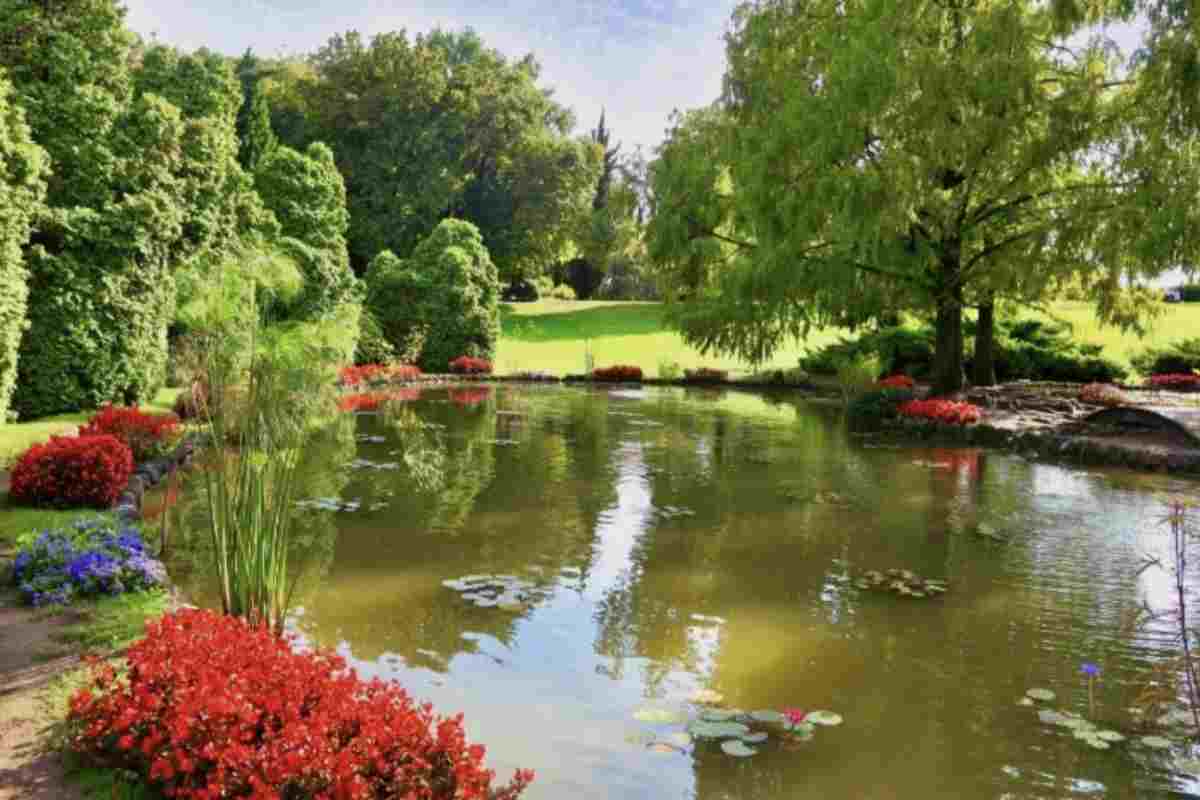La primavera nei giardini botanici del Nord Italia è un'esperienza unica che incanta con il risveglio della natura.