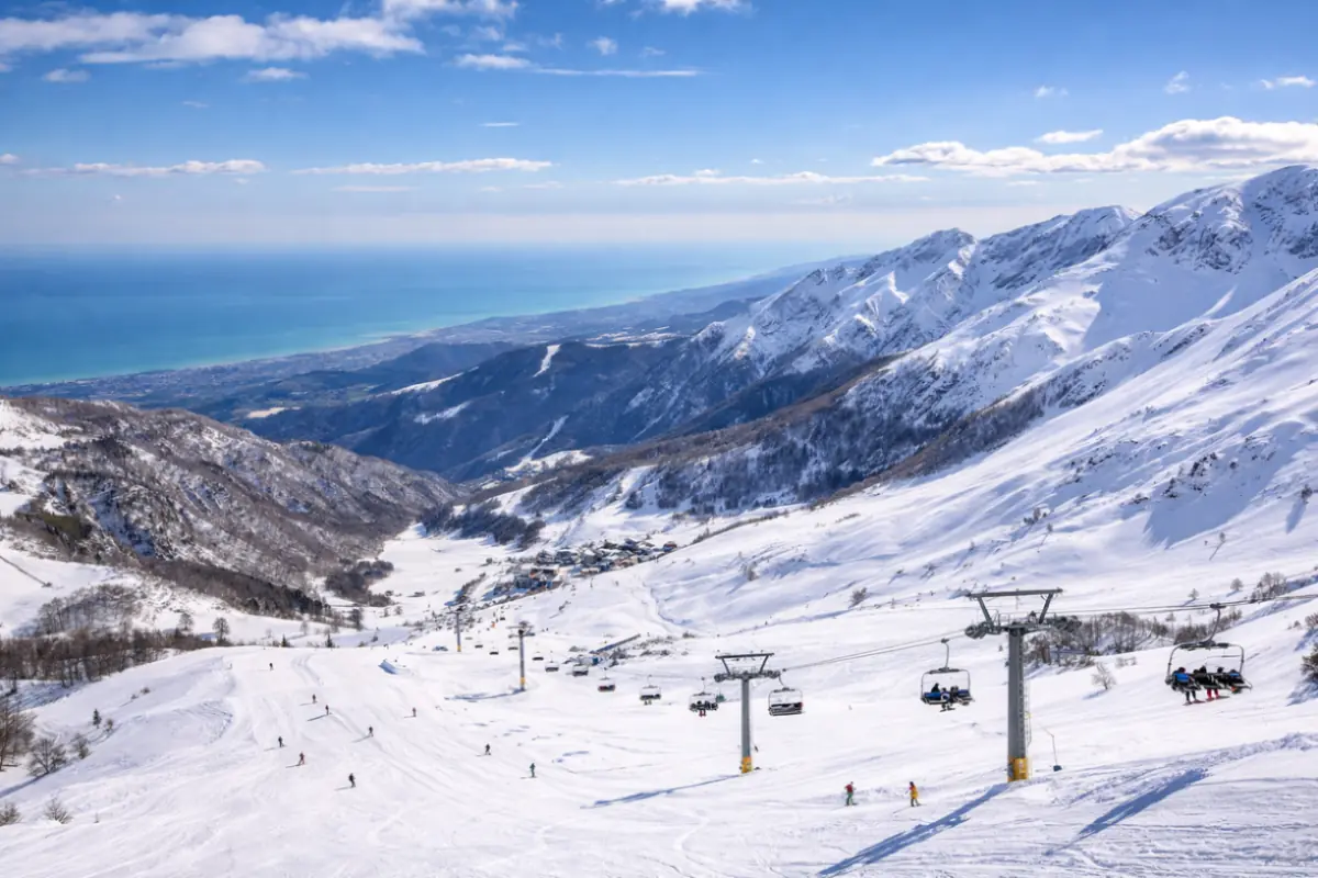 Passo Lanciano in inverno con vista mare